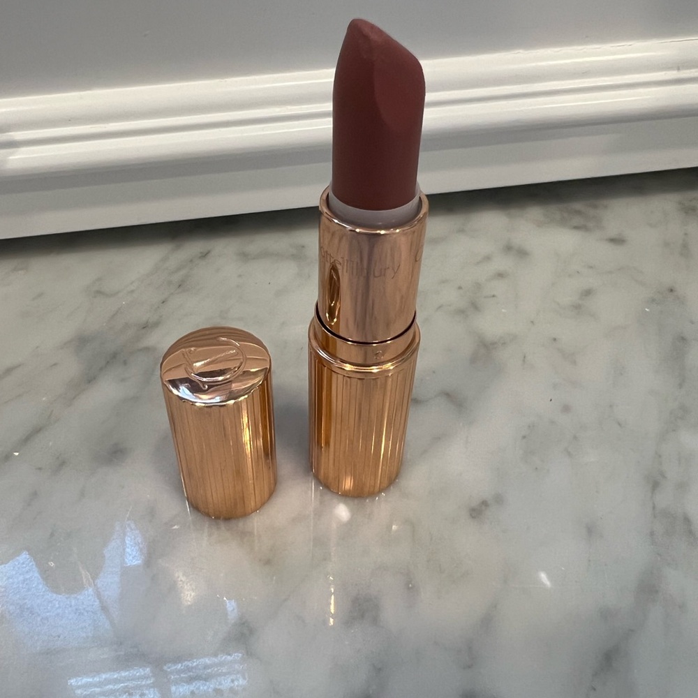 Charlotte Tilbury Matte Revolution Lipstick #VERY VICTORIA